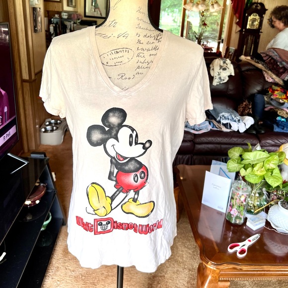 Woman’s Walt Disney World Micky Mouse tee shirt - Picture 14 of 16